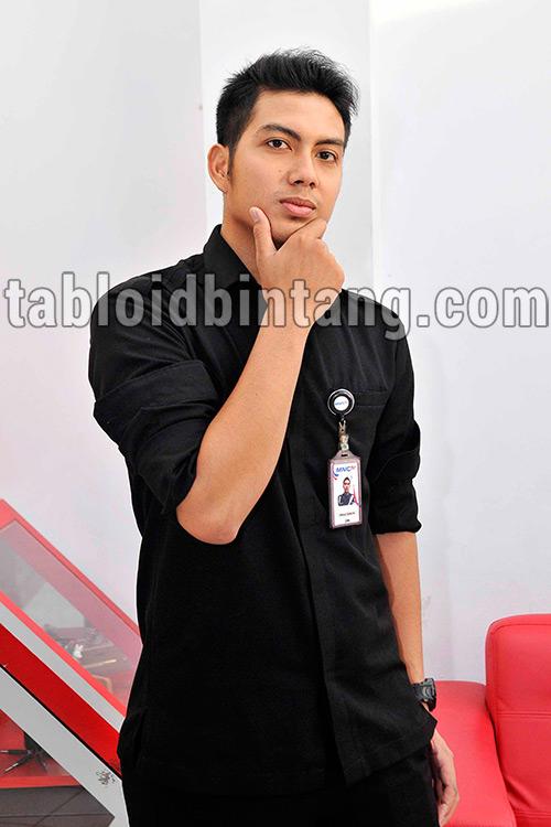 tabloidbintang's tweet photo. http://t.co/xIJhcWTKGn Satpam Ganteng @muklismucle in Action cc @juliaperrez http://t.co/pnKqQof6JE