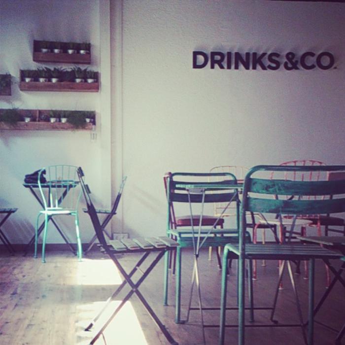 Nuevo post! Volvemos recomendando un bar de decoración #vintage y gran ambiente ► bit.ly/1JCTmrQ <a href="/Drinksandco/">Drinks&co.</a>