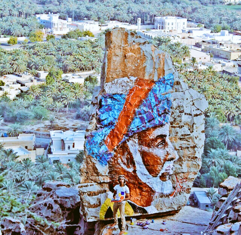 Oman_events's tweet photo. رسام من محافظة مسندم يرسم صورة صاحب الجلالة على الطبيعة الصخرية عبدالعزيز الشحي http://t.co/JRIu4Hzrl7