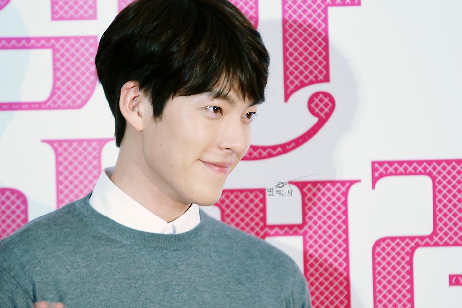 TheRainbow_Star's tweet photo. 150428 위험한 상견례 vip 시사회 #김우빈 http://t.co/kfLteLaA5C