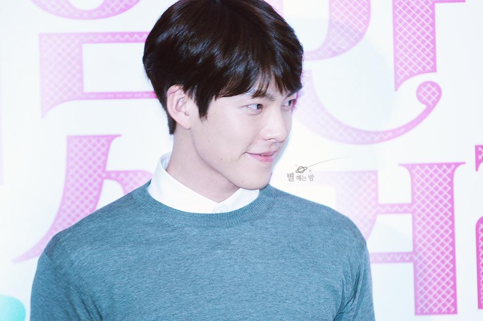 TheRainbow_Star's tweet photo. 150428 위험한 상견례 vip 시사회 #김우빈 http://t.co/kfLteLaA5C