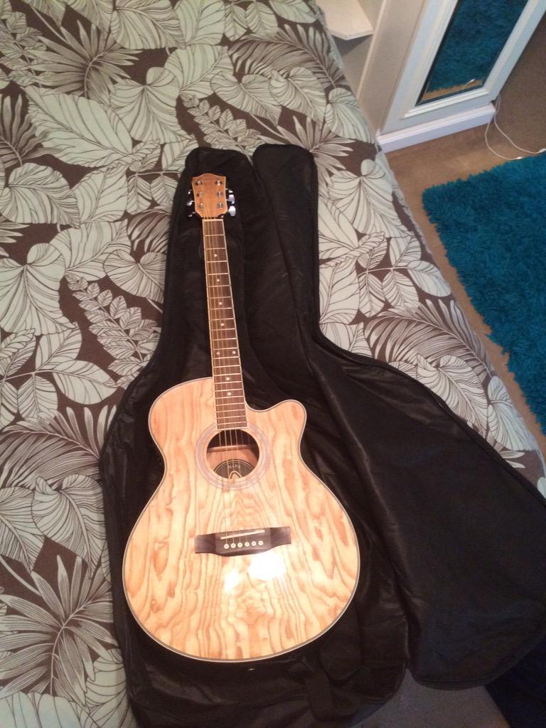 alexleejames's tweet photo. Guitar for sale hardly been used mint condition. £60 http://t.co/M6uMnvOaWx