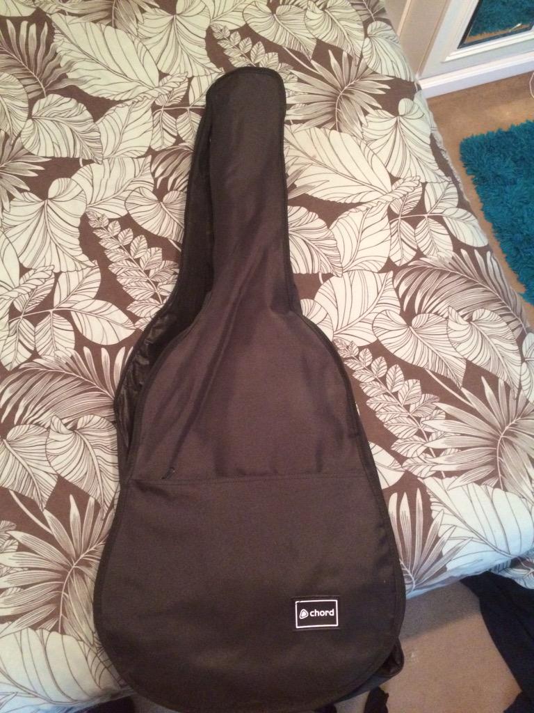 alexleejames's tweet photo. Guitar for sale hardly been used mint condition. £60 http://t.co/M6uMnvOaWx
