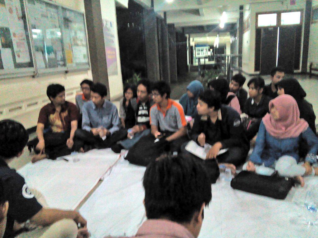 HMTI_ITS's tweet photo. Sedang berlangsung kunjungan dari mahasiswa baru SI  @HMSI_ITS di plaza TI. @ITS_Surabaya  #RiseofUnifier http://t.co/GCUoKv5HNd