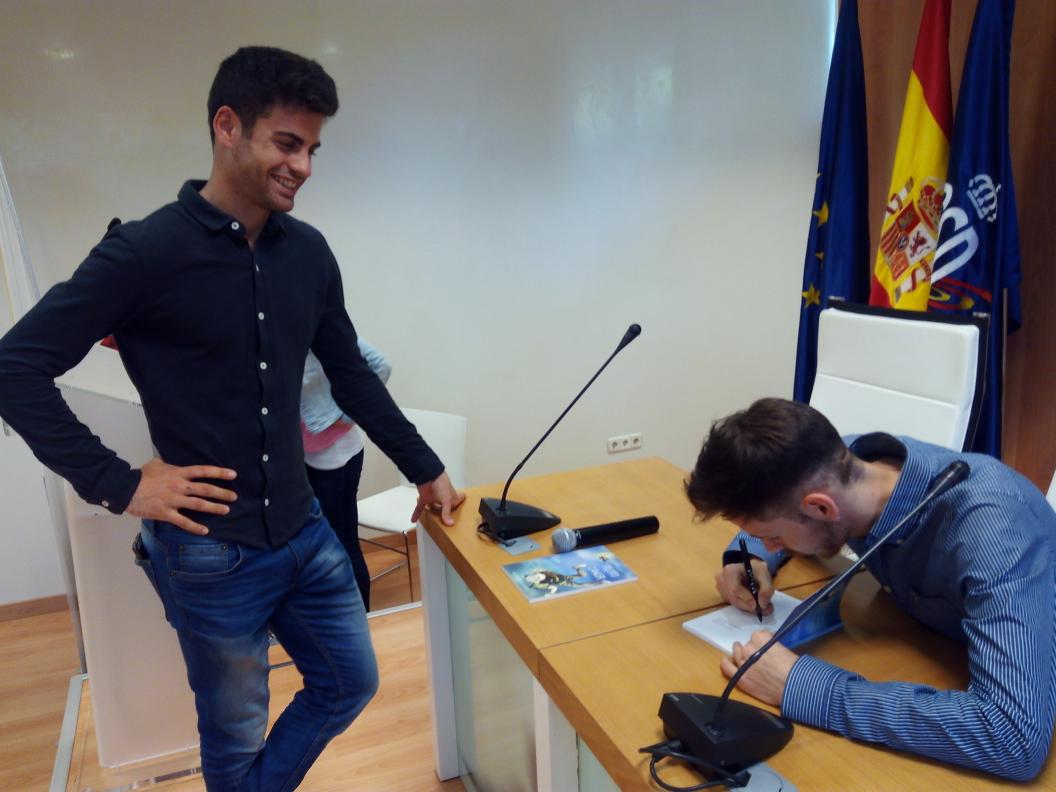 <a href="/a_lopezortega/">Albert Lopez Ortega</a> firmando un ejemplar de su libro a <a href="/skateraya/">Javier Raya OLY</a> Dos Campeones en la misma imagen. #viviracontracorriente