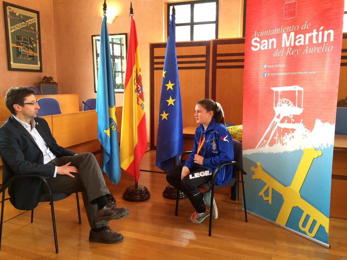 SanMartin_ayto's tweet photo. Paz Sánchez Lanas en la recepción con el alcalde.Campeona con la Selección de Fútbol De Asturias. http://t.co/xQ9fo0Bnv8