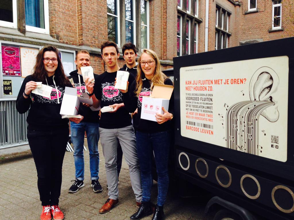 EvertAetea's tweet photo. #SPC Speelplaatsrockt oorveilig! Superteam deelt 1000 oordopjes uit tegen #tinnitus. @barcodeleuven http://t.co/RS5EIpiiN2