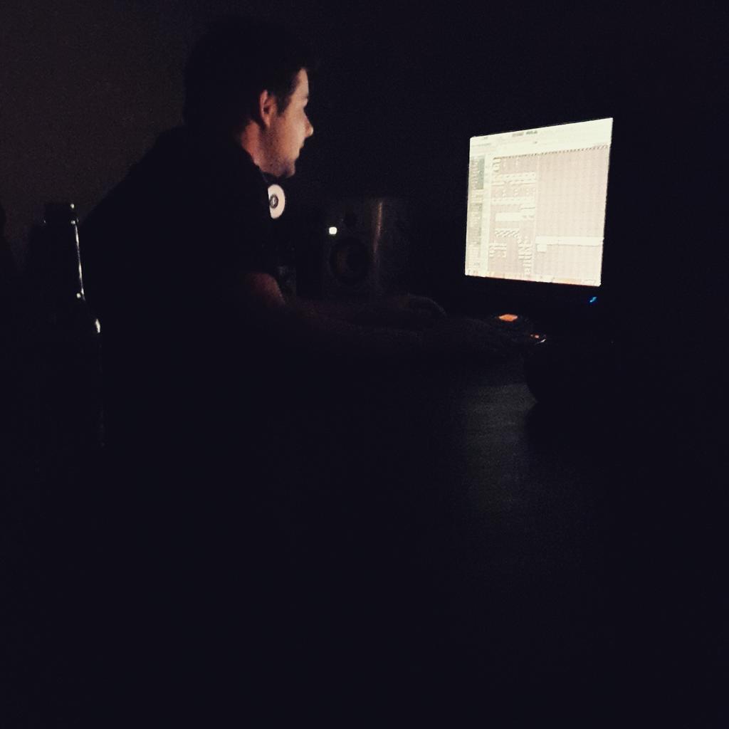 Prismetry's tweet photo. Currently working on the first full length album #Album #prismetry #dnb #electro #inspiration #music #ownstyle http://t.co/pZ3SyxoseE