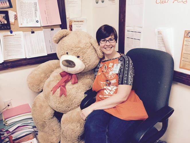 Tink1066's tweet photo. Teresa with her Therapy Bear!  Too awesome!  Who doesn't need a hug once in awhile?😃 http://t.co/K57agKLgIJ