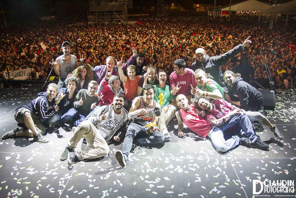 lapegatina's tweet photo. Foto finish de ayer en @VinaRockOficial!!  RT si estabas allí!! https://t.co/aojiqFabQa Foto de @danielclaudin http://t.co/KnD2lLxtVa