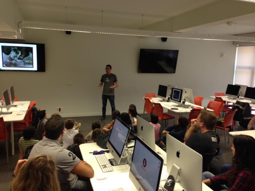 elenaojando's tweet photo. A #dmed15 aprenem scratch amb els alumnes @EscolaProjecte amb el @franksabate a @Blanquerna @jcoderch http://t.co/Gn9OHUMnCD