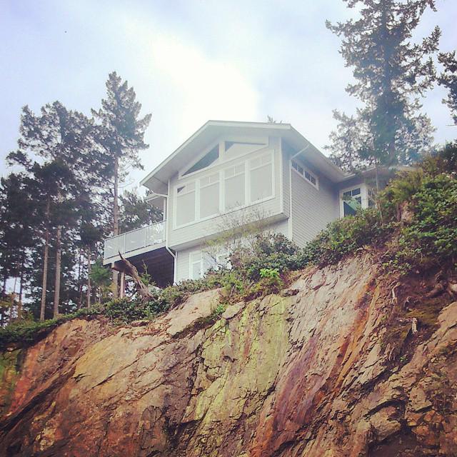 Reminiscing about our wonderful #holiday home in #BowenIsland. Check out that cliff!