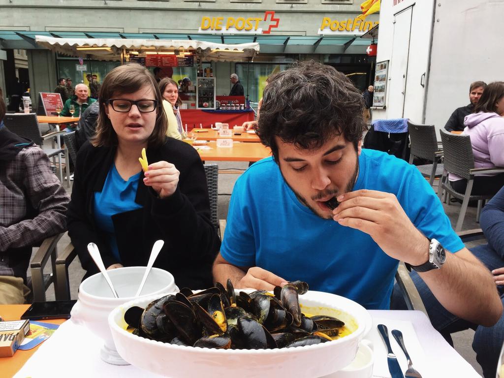 MaximeMellina's tweet photo. Après les #bourses, les moules pour les membres de l'UNES! cc @VSSUNES_bourses http://t.co/EiaqMWDaa2