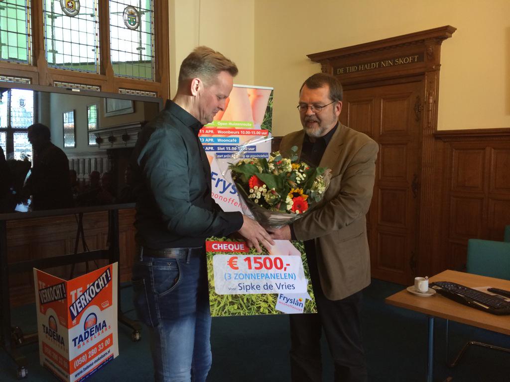 Hans Konst overhandigt tijdens slotmanifestatie cheque zonnepanelen aan winnaar Facebookactie. #woonoffensief