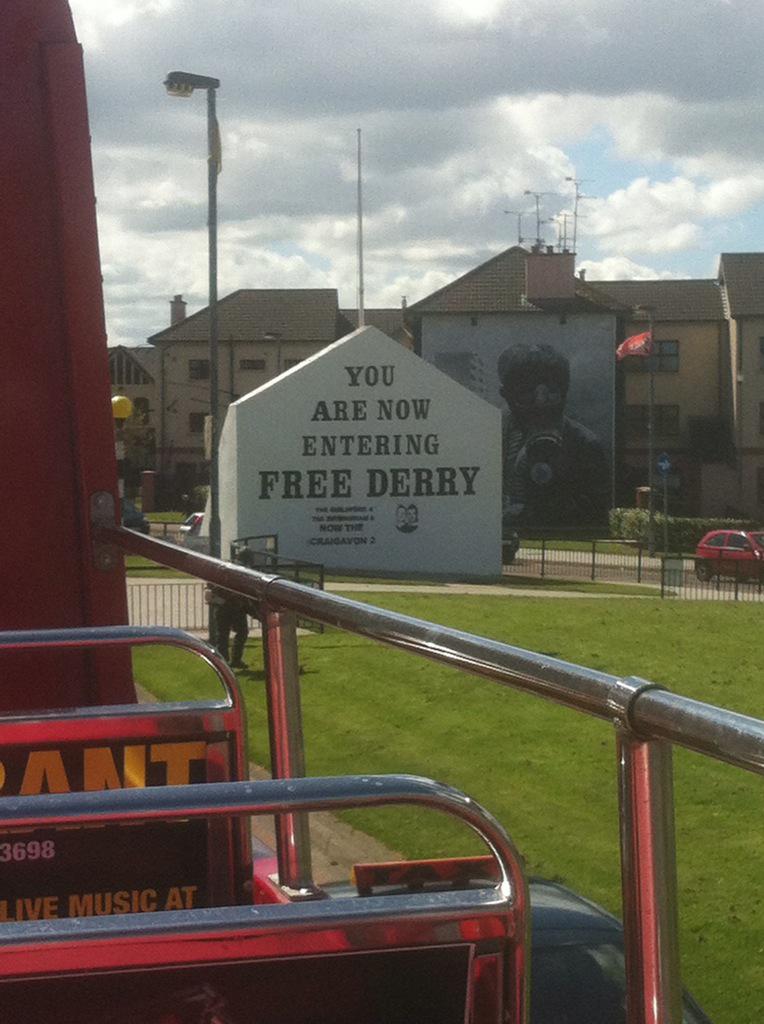 Mckeevs91's tweet photo. Thanks @Toptours13 for a great tour of the city, a must when it comes to learning about #Legenderry @Derryvisitor http://t.co/LqPNroS8Tl