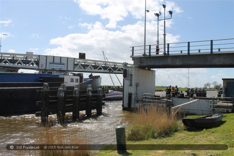 Zeiljacht vast onder brug: FRANEKER - Een zeiljacht kwam donderdagmiddag vast te zitten… dlvr.it/9cQdDX