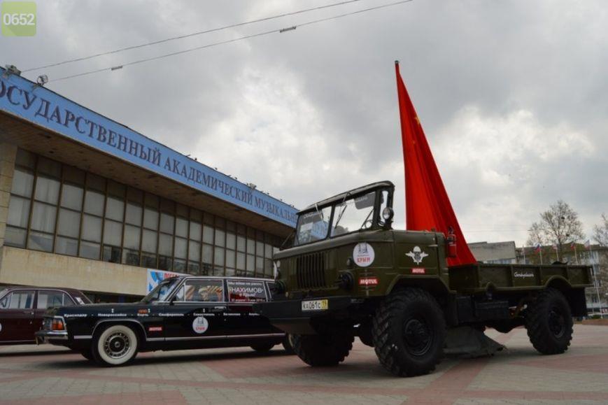 simferopol3652's tweet image. В Симферополь приехали россияне на автомобилях СССР 40-70-х годов  goo.gl/rWpKeJ