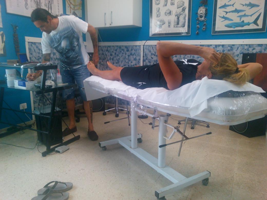 xurirux's tweet photo. Ya estamos en el estudio de tatuaje. No se si está mas nerviosa mi madre o yo. http://t.co/cTkZL8lMcZ