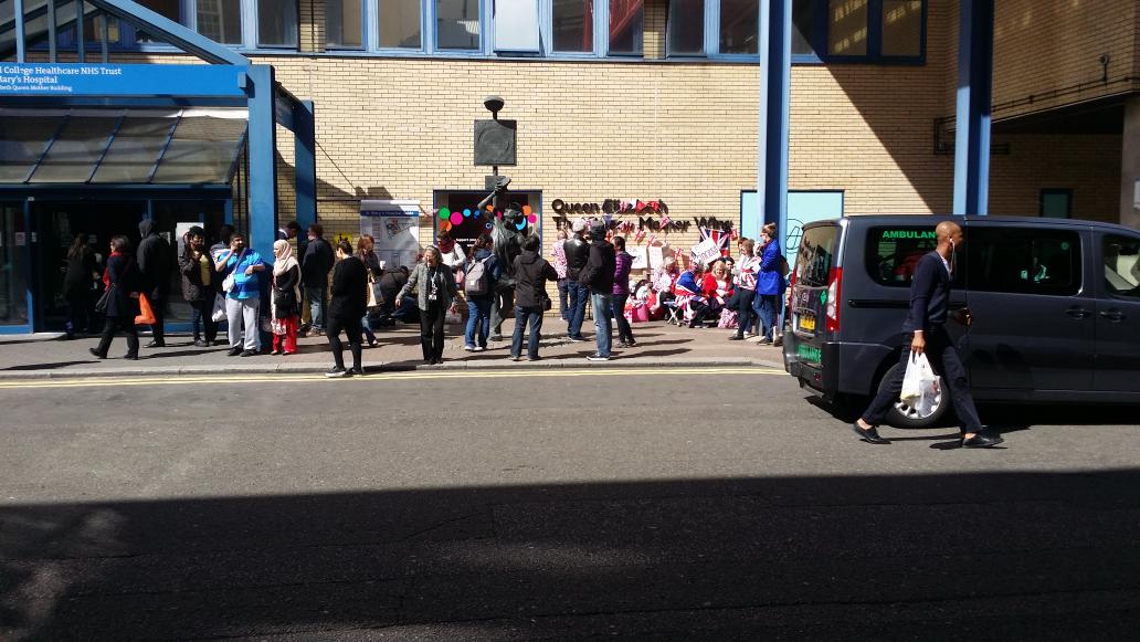 ProfessorNuts's tweet photo. Roadblock at St Mary's Hospital Paddington #WilliamandKate #RoyalBaby http://t.co/0OS7PG8Wn7