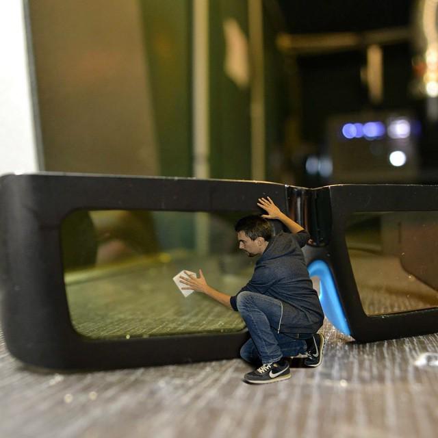 PhotogFound's tweet photo. #photography Nettoyage de lunettes #3D http://t.co/36hXWLzwLj