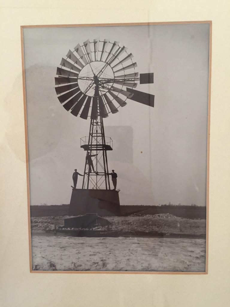 BienseDijkstra's tweet photo. Opa Tjerk Dijkstra ,Wiebe Bosgraaf  en de opzichter. Amerikaanse windmolen geplaatst ca.1930 Toen al duurzaam bezig 🔨 http://t.co/7CTHzGWZds