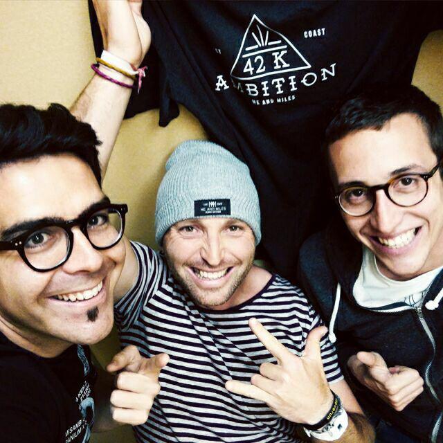 JoxeSpeaker's tweet photo. Con los amigos de @Me_and_Miles q me han dado regalito para lucir en el @ekidenvlc !! #MODOEKIDEN #ModoMODA #Running http://t.co/Ksm12euj1M
