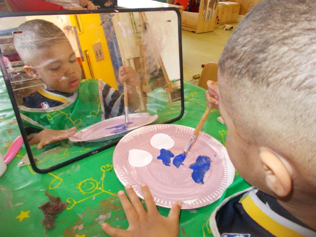 KidsIncUK's tweet photo. Chingford Grasshoppers have been working on self portraits! #reflection! http://t.co/kLoqfotYYa