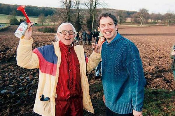 neilbyott's tweet photo. @Queen_UK One sick individual,now loathed by the nation for shafting the innocent.Pictured here with 
Jimmy Savil. http://t.co/bZTecZT6xr