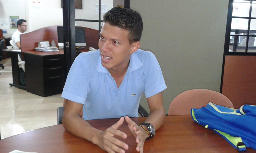 LaHoraSD's tweet photo. #DeporteSD--Byron Llorente, entrenador de ajedrez, ofrece detalles sobre una escuela permanente que inicia el lunes. http://t.co/ZIG2HXjUdB