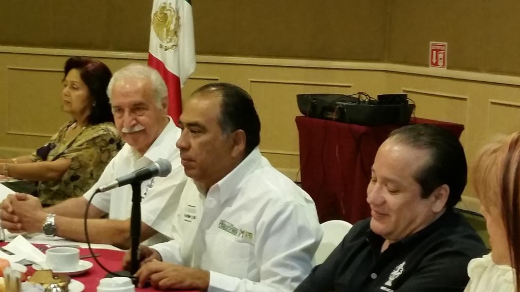 SergioFloresAca's tweet photo. #Guerrero decidido a decirle adiós a #PRD @HectorAstudillo con profesionistas, empresarios y turisteros de @GrupoAca http://t.co/FgWUpaHp7c