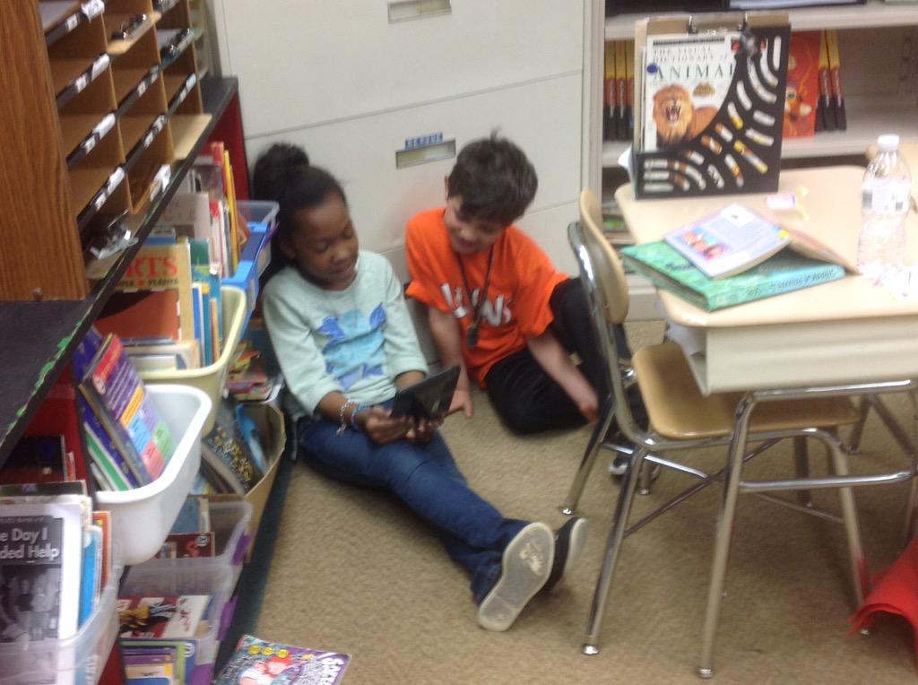 MrWhite2ndgrade's tweet photo. Pairs working on the antonym synonym and homophone challenge. #dg58learns http://t.co/fT3cJ5SJUY
