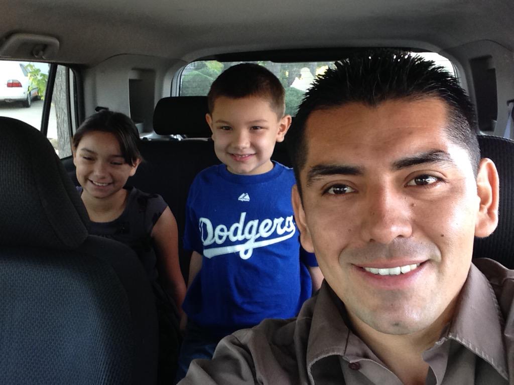 Dodgerdad3's tweet photo. Having some fun before school ๐ #dadlife #UpsDad http://t.co/gnijf9569t