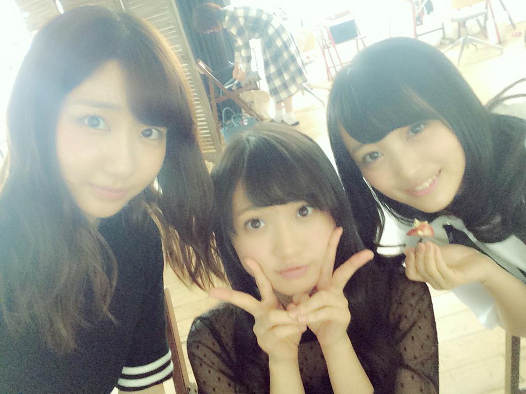 Excellent365day's tweet photo. おお☆(*^ｰﾟ)"@Yukiriiiin__K: 公演ありがとう。
公演前は、ゆりあとみーおんとヤングマガジンの撮影してた☺️
三姉妹設定。斬新。 http://t.co/PP2ic9YjkE"