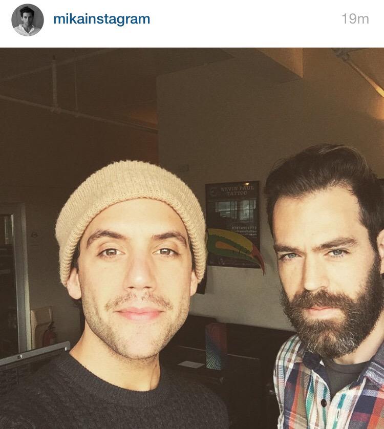 MiryMirena's tweet photo. #MIKA "Con Eric il mio tecnico del suono durante le prove" http://t.co/dvPeFvg59n oddio sempre più bello MIKA!