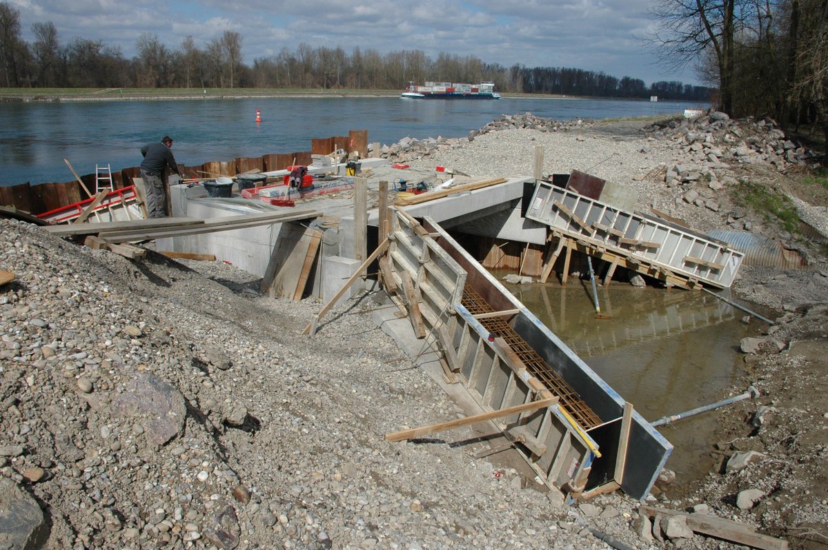 Bauarbeiten am Entnahmebauwerk zum Wintersdorfer Altrhein ruhen wegen hoher Wasserstände.