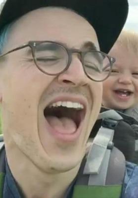 ELLEfrance's tweet photo. #Prêtàliker : quand un père provoque le fou rire de son fils de 13 mois http://t.co/DZGfVCoPC5 http://t.co/OatLjeJfMi