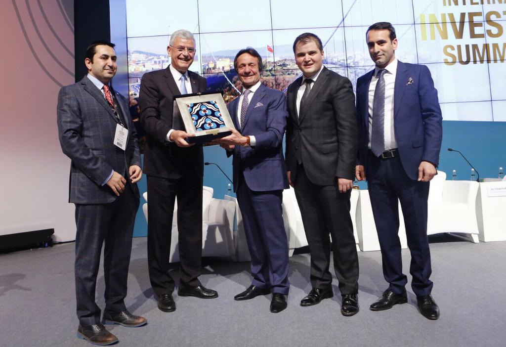 volkan_bozkir's tweet photo. 2,8 milyar $ tutarında fon anlaşması imzalanan Uluslararası Yatırım Zirvesi katılımcıları ile kareler.(1) http://t.co/9i16crEgUg