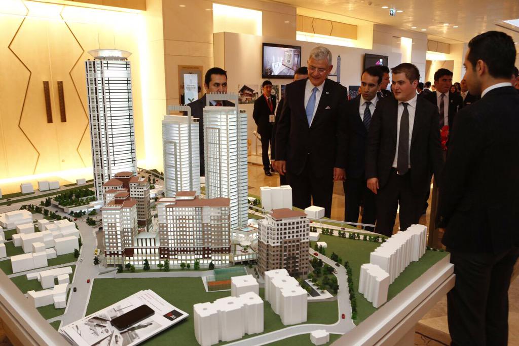 volkan_bozkir's tweet photo. 2,8 milyar $ tutarında fon anlaşması imzalanan Uluslararası Yatırım Zirvesi katılımcıları ile kareler.(2) http://t.co/3PWWRCKpZT