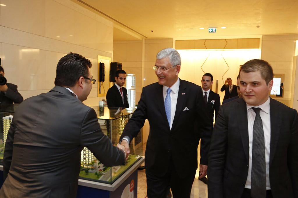 volkan_bozkir's tweet photo. 2,8 milyar $ tutarında fon anlaşması imzalanan Uluslararası Yatırım Zirvesi katılımcıları ile kareler.(2) http://t.co/3PWWRCKpZT