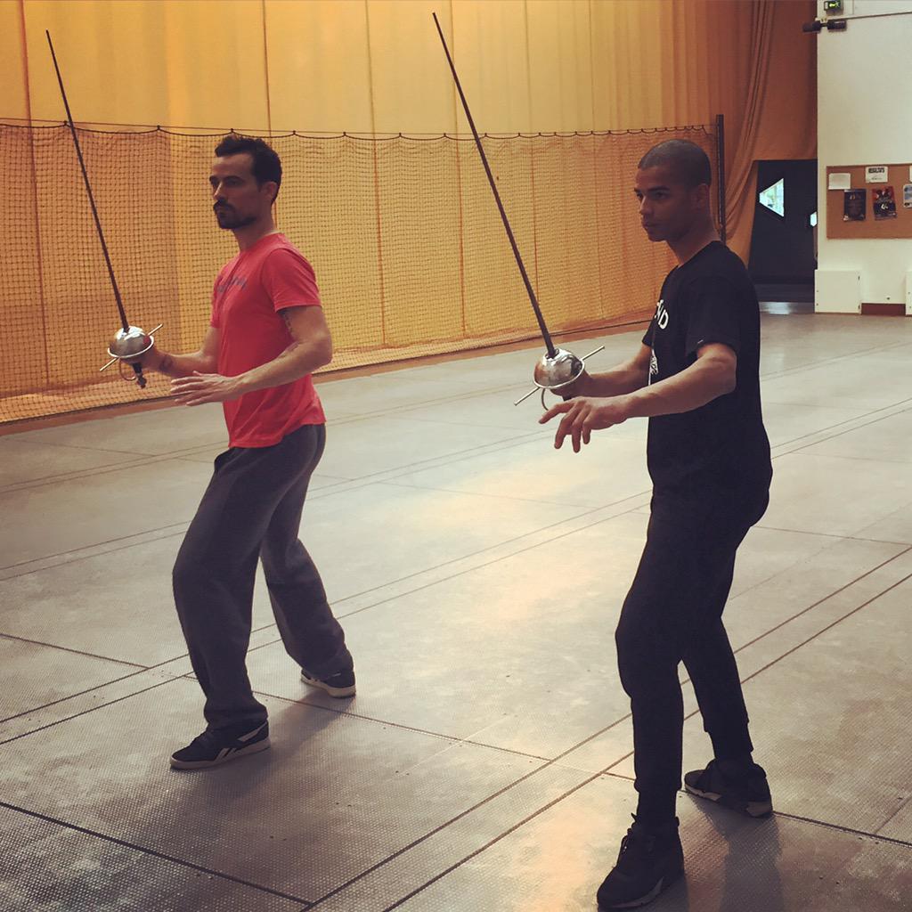 Les Mousquetaires <a href="/DSargue/">Damien Sargue</a> #Aramis et @BZaibat #Athos en plein entraînement d'escrime pour <a href="/LesTroisM/">michcouf</a>