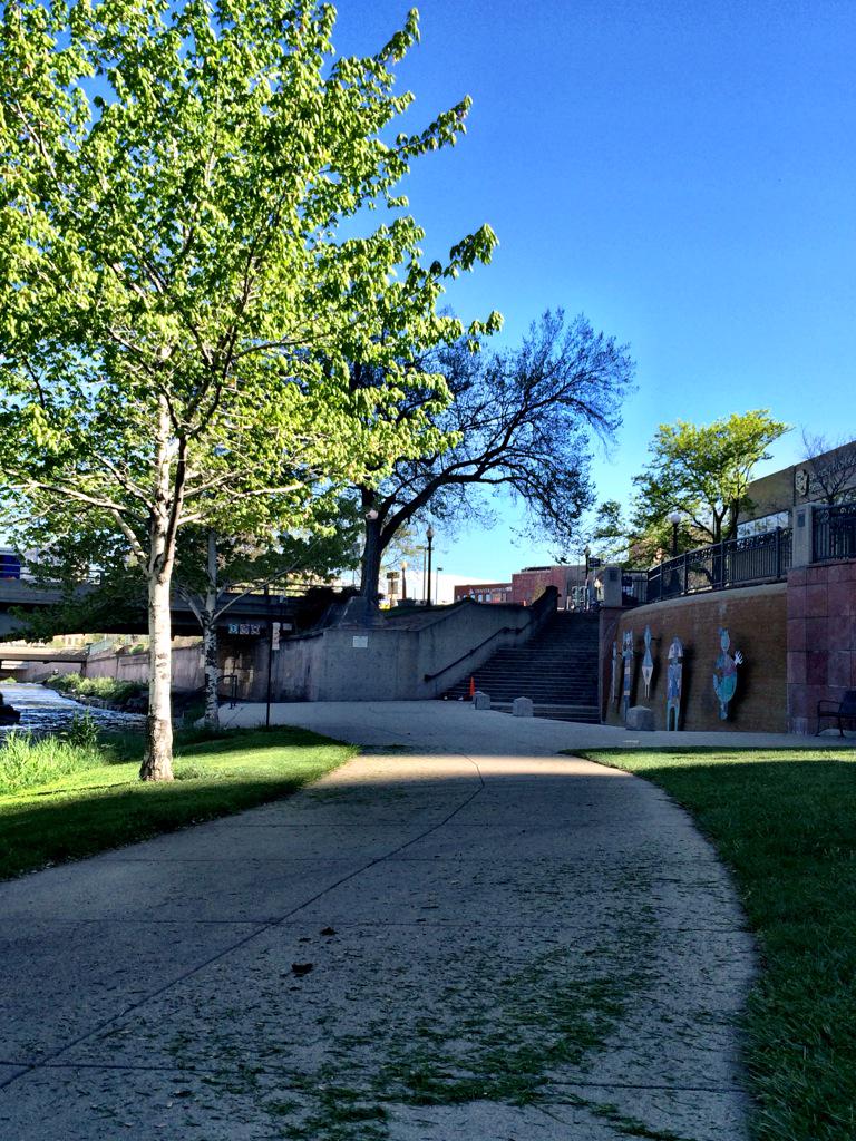 JenniferBroome's tweet photo. Loving the smell of freshly cut grass. #springindenver #bikepath http://t.co/xukA6qFiS1