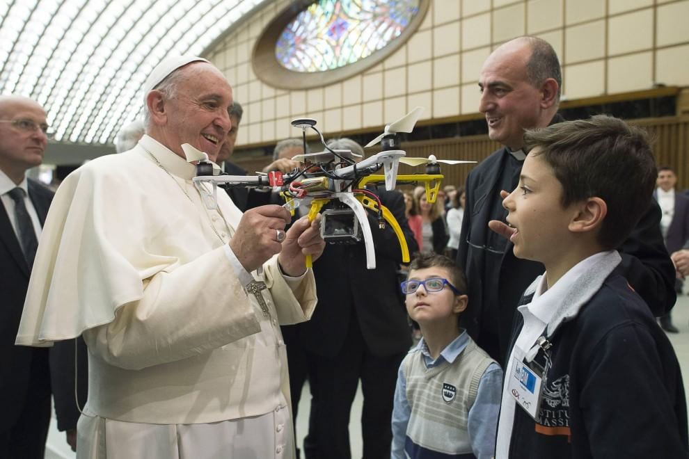 repubblica's tweet image. Anche il Papa ha il suo drone: l&apos;omaggio degli alunni dei gesuiti larep.it/1OIOvZK