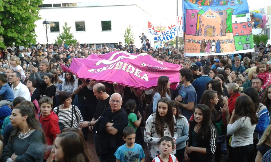 eztandatx's tweet photo. #TXANTREAKOJAIAK Etxebizitza Eskubidea!  ¡Derecho a techo! #IRUNEANJAI http://t.co/ui5iVfgiKd