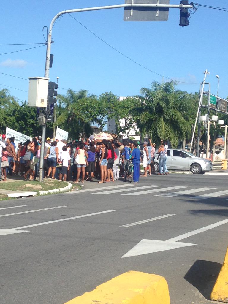 Guila_Adv's tweet photo. @Guila_Adv: Manifestantes fecha o sinal da agamenon apos a fábrica tacaruna sentido BV @jctransito http://t.co/wrADIQY9HI
