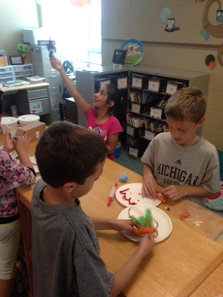 JamieBaumann's tweet photo. @DHElementary is the place to be! Thinking outside the box with functional writing in 3rd grade! #thereisnobox http://t.co/mNhPnbhvkr