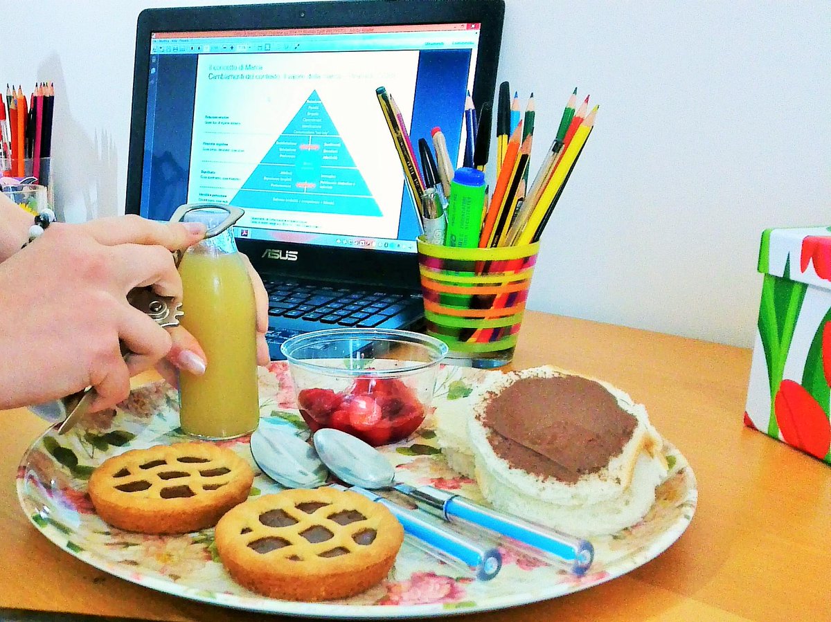 cookamikitchen's tweet photo. Fragole, matite, crostatine, evidenziatori e succo di frutta: gli anni dell'università #smm15 #expo2015 #cookami http://t.co/RgN5dcnH7U