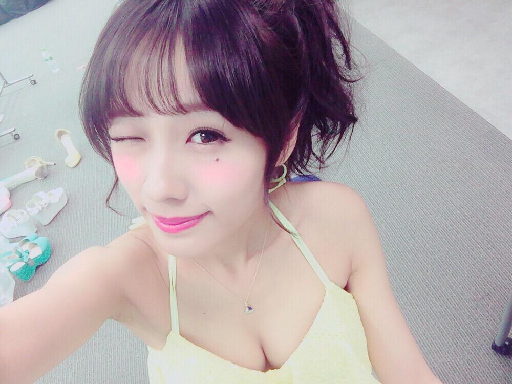胸の谷間が気になる前田希美