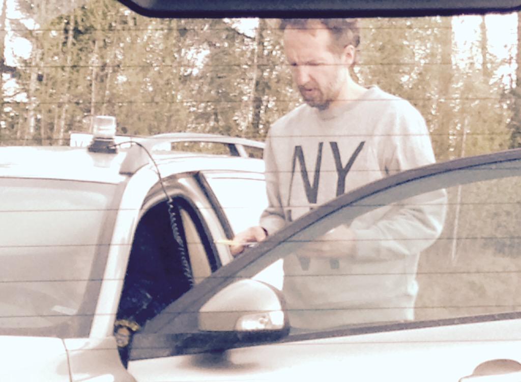 JustDOfficiella's tweet photo. 1 000 kronor för en pisspaus.
"Det var värt det", säger hiphop-ikonen.
#droppar #påmuggen http://t.co/d98uwmGdjH