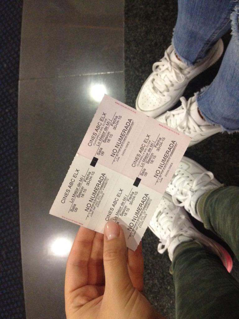 elena_santo's tweet photo. Una de cine🎬🙋🏼 #lasdesiempre #LoMejorDeMi http://t.co/oSqGHc4H75
