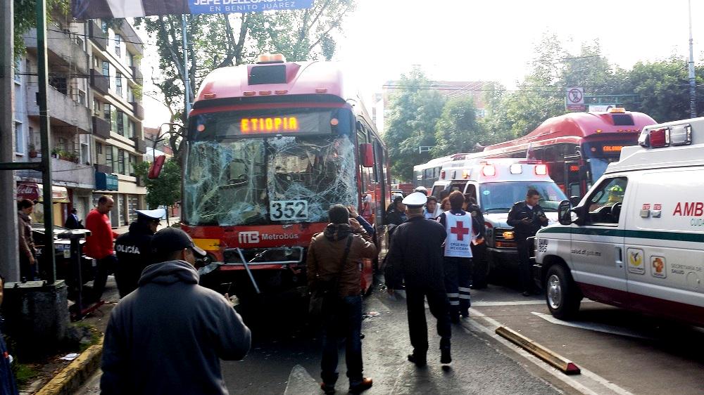 📷 FOTO: Choque de autobús con Metrobús en la colonia Narvarte deja 21 heridos mile.io/1Q34bnT